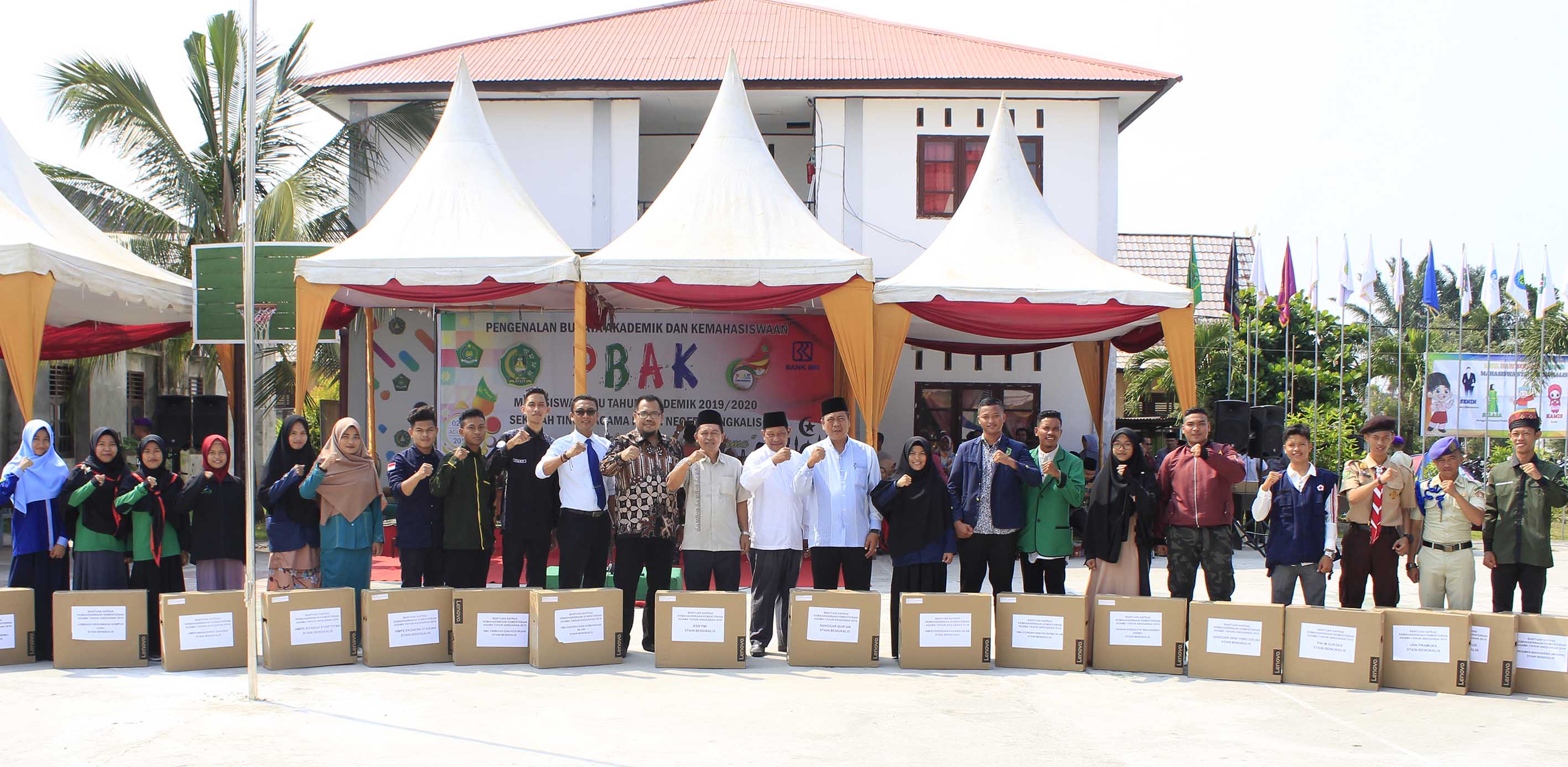 Foto Bersama Bantuan Sarpras