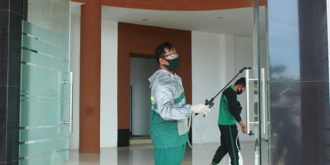 Masuki Babak Baru Era New Normal, STAIN Bengkalis Kembali Lakukan Penyemprotan Disinfektan di Lingkungan Kampus