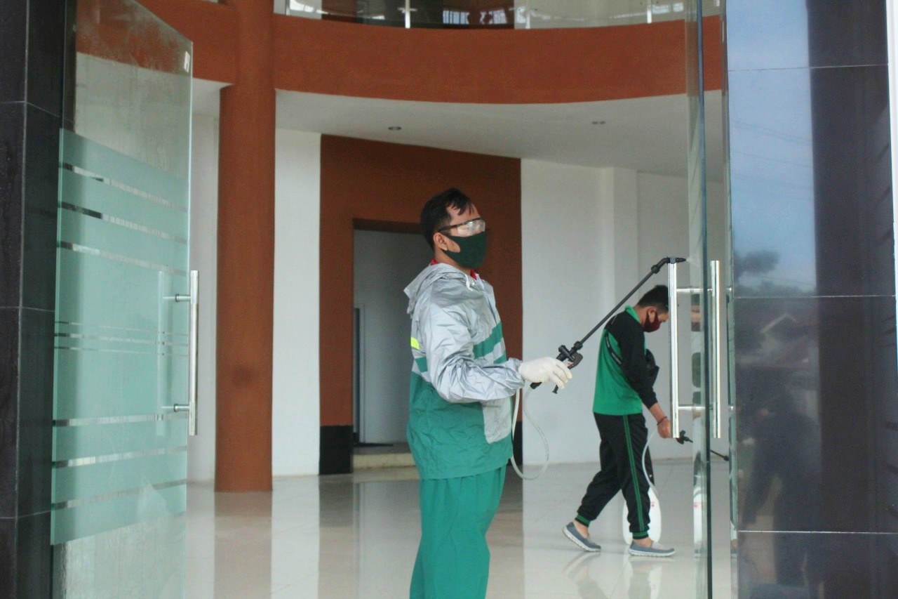 Masuki Babak Baru Era New Normal, STAIN Bengkalis Kembali Lakukan Penyemprotan Disinfektan di Lingkungan Kampus