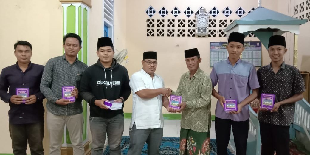 Ketua Prodi MPI dan Kelompok KKN-DR Serahkan Buku Yasin ke Masjid Baiturrahman Penampi