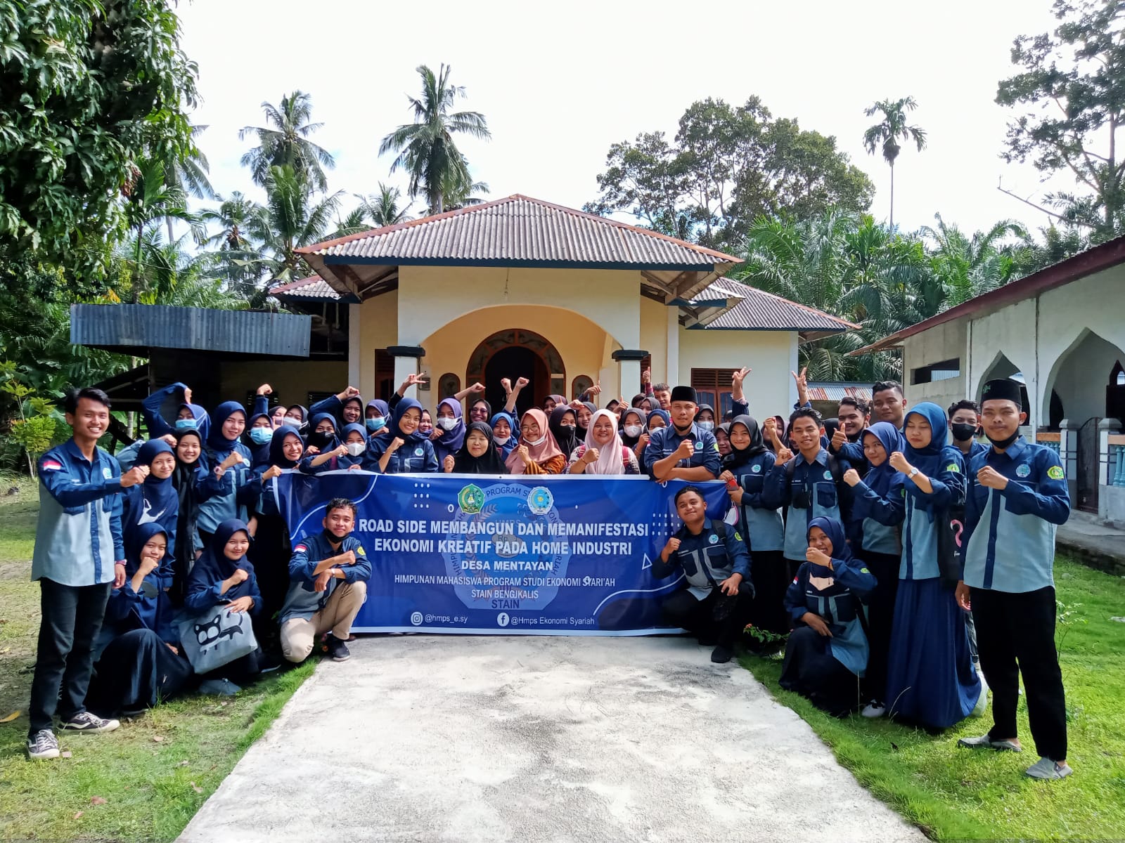 Kunjungi Desa Mentayan, HMPS Ekonomi Syariah Gelar Roadside Membangun ...