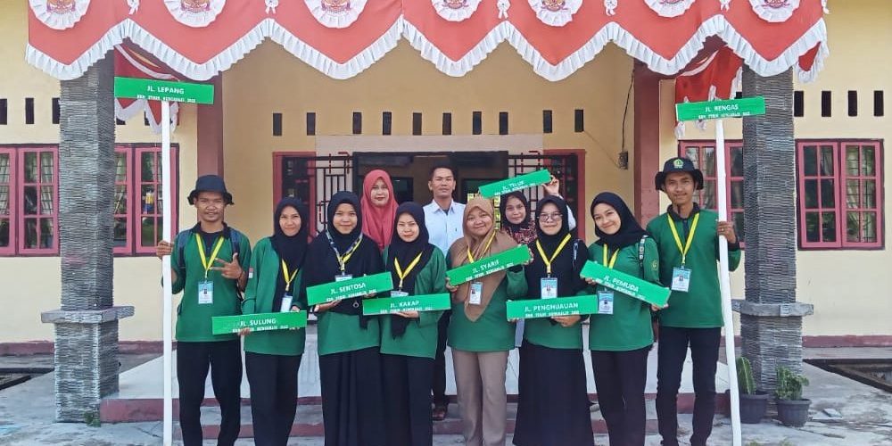 Bersama Perangkat Desa, Mahasiswa KKN Desa Tanjung Pisang Adakan Pemasangan Plang Nama Jalan dan Penunjuk Arah (2)