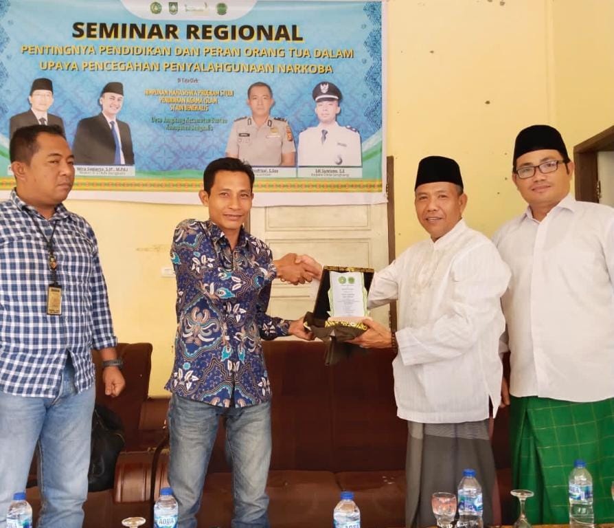 Kunjungi Desa Jangkang, HMPS PAI Gelar Seminar Pentingnya Pendidikan dan Peran Orang Tua dalam Mencegah Penyalahgunaan Narkoba (4)