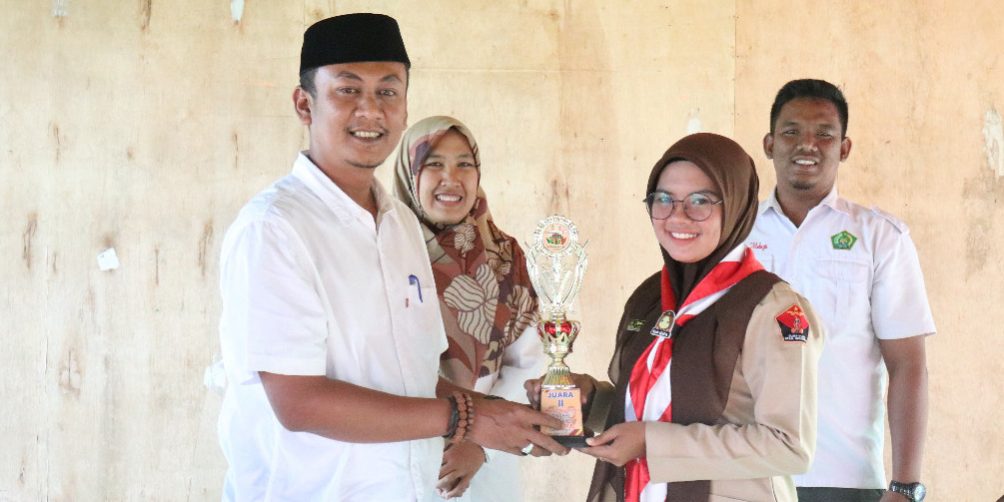 Serahkan Piala Penghargaan, Ketua STAIN Bengkalis Apresiasi Prestasi yang Diraih UKK Pramuka STAIN Bengkalis (2)