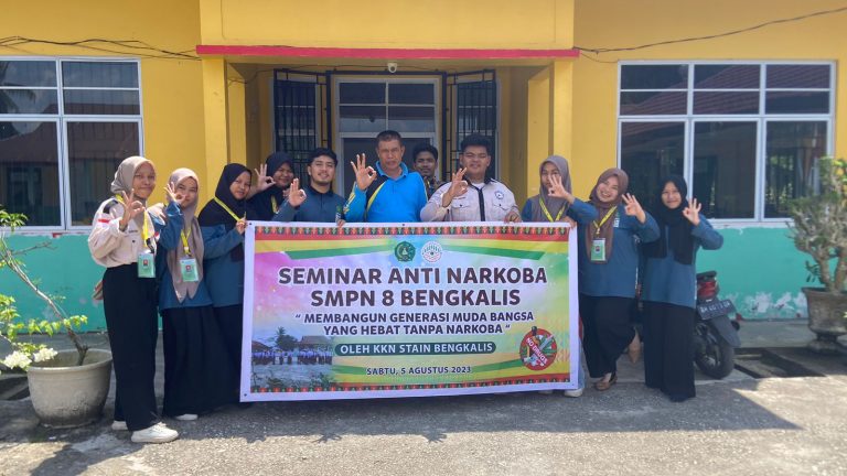 Hadir di SMPN 8 Bengkalis, Mahasiswa KKN Desa Kelemantan Taja Seminar Anti Narkoba