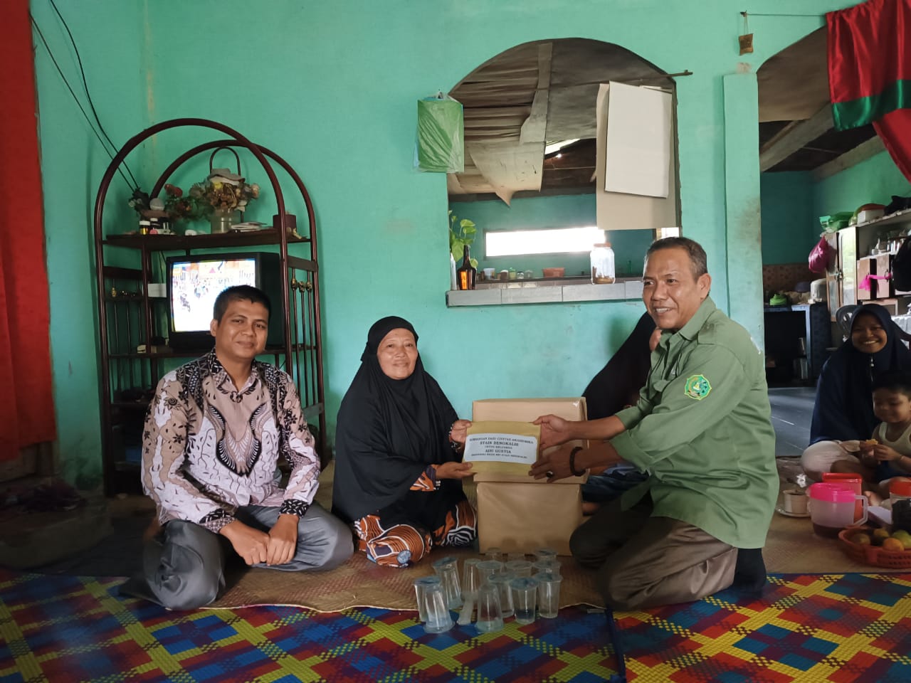 Rumah Hangus Terbakar, STAIN Bengkalis Kunjungi Keluarga Aini Gustia dan Berikan Bantuan Sosial (1)