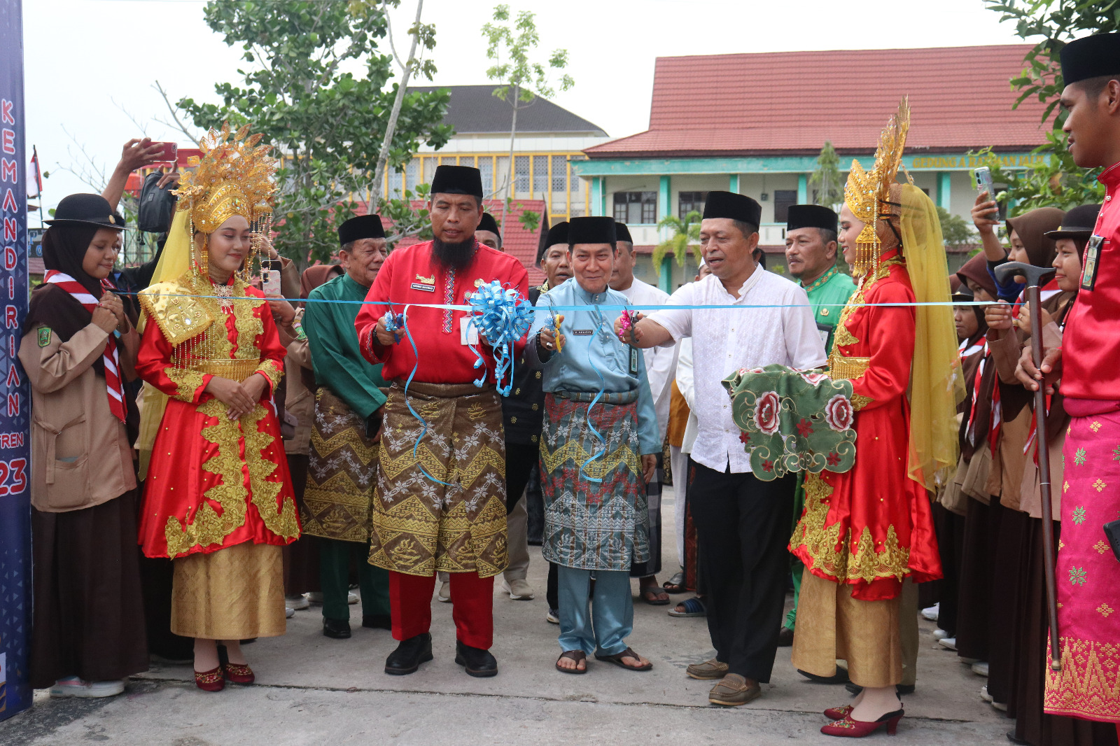 Semarak Hari Santri, Bupati Bengkalis Buka Secara Resmi Expo Kemandirian Pesantren Tahun 2023 (1)