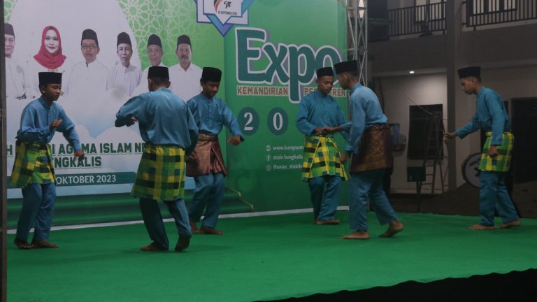 Tampilan Seni Para Santri Turut Meriahkan Peringatan HSN STAIN Bengkalis