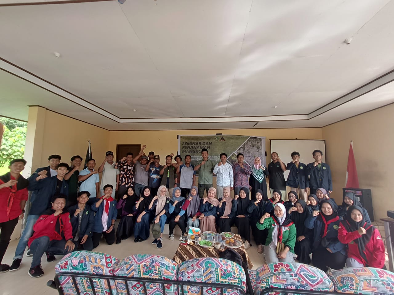 Hadir di Desa Deluk, Mapala Bestari Gelar Seminar dan Penanaman Mangrove