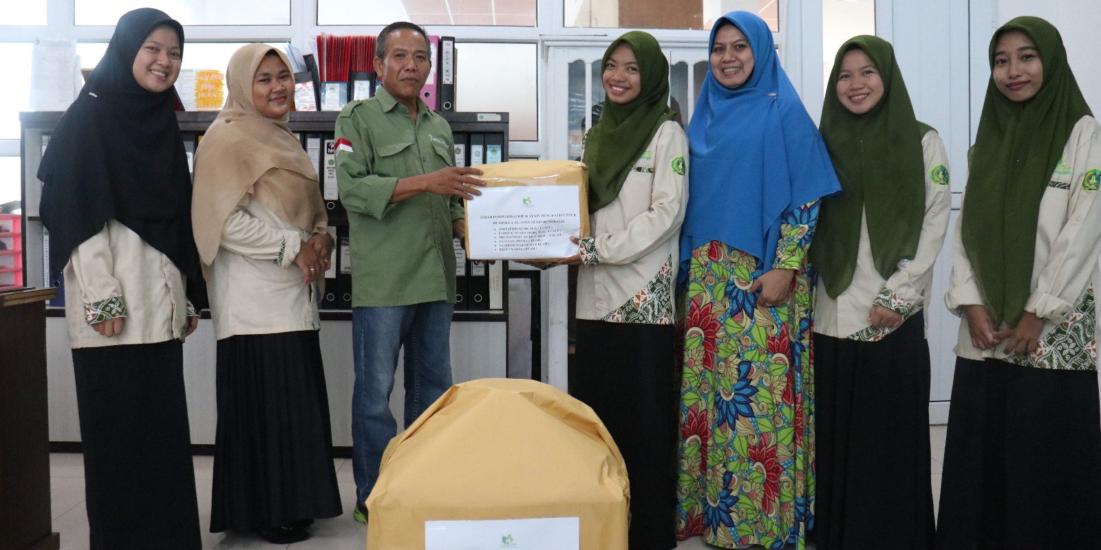 Program Kerja 2023, Formadiksi KIP-K STAIN Bengkalis Serahkan Hibah ke Musholla Al-Amin