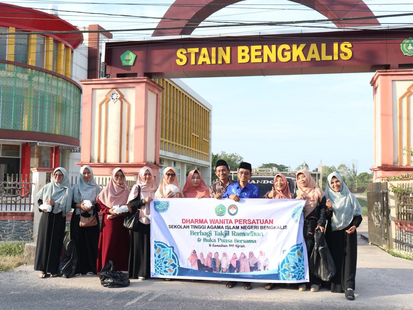 Ramadhan Kareem, DWP STAIN Bengkalis Berbagi Takjil dan Gelar Berbuka Bersama