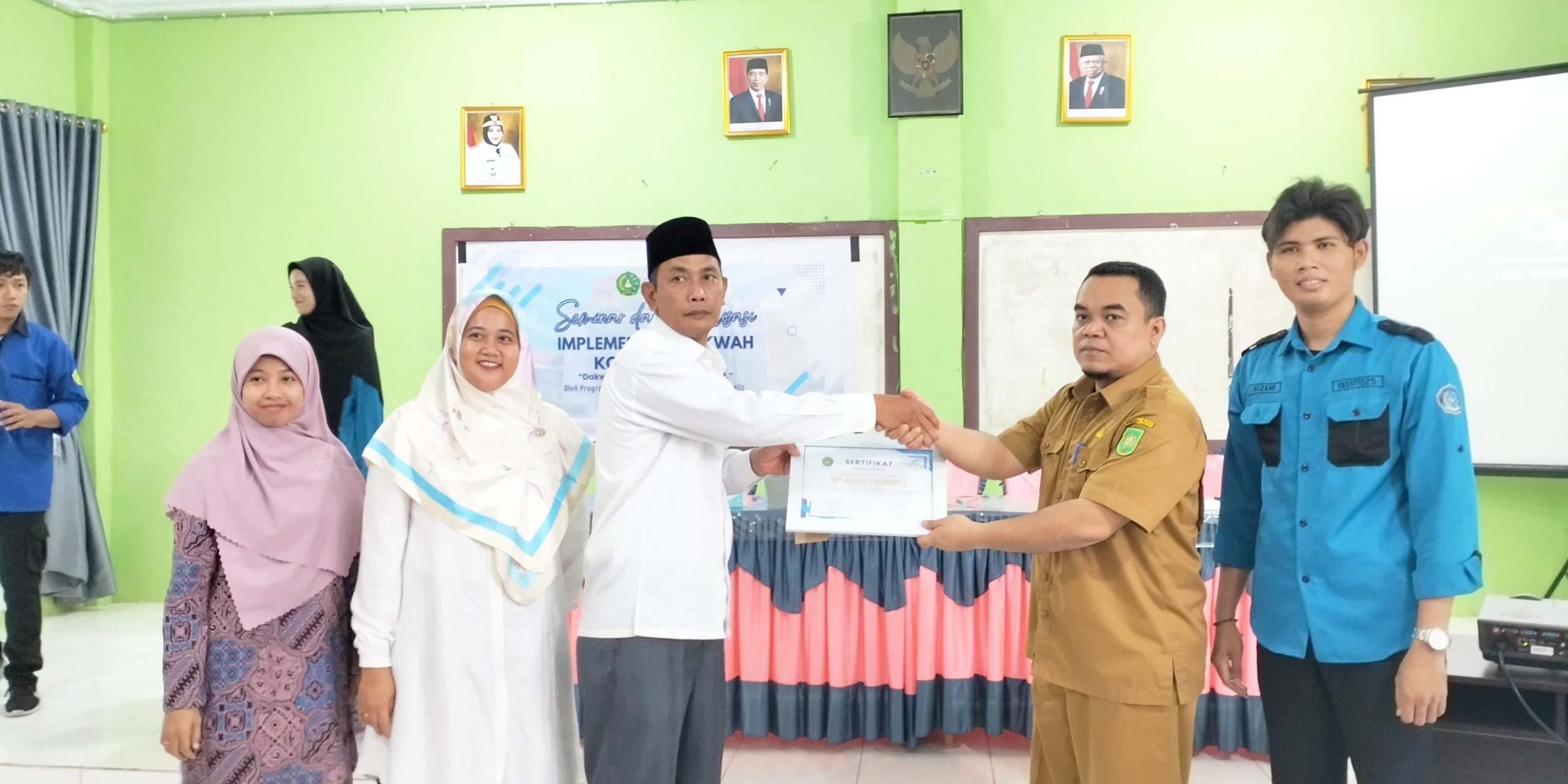 Hadir di SMAN 3 Bengkalis, HMPS Manajemen Dakwah Gelar Seminar dan Sosialisasi Implementasi Dakwah Kontemporer (3)