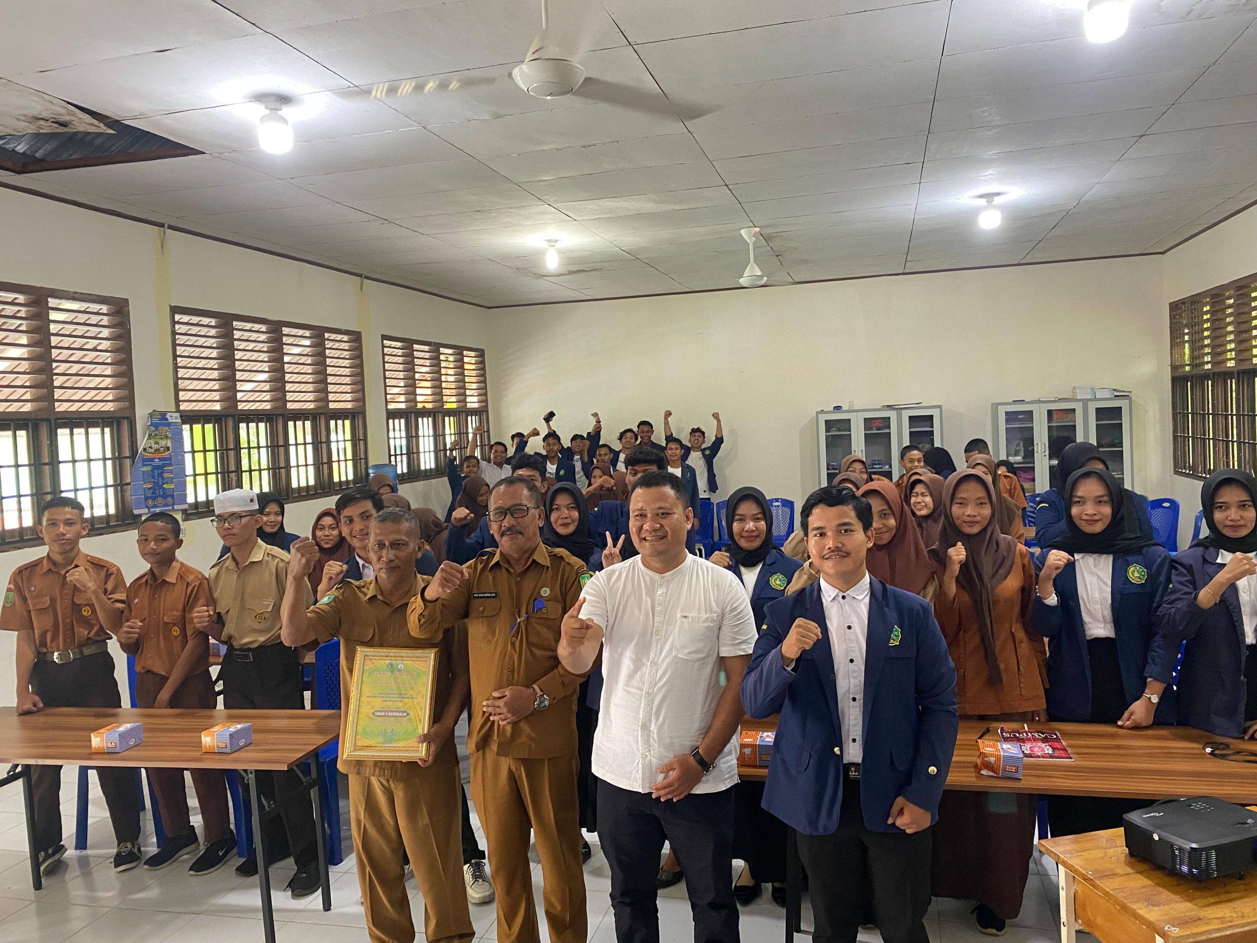 Hadir SMAN ke 4 Bengkalis, Mahasiswa Prodi Hukum Tatanegara Gagas Sosialisasi Pemilihan Kepala Daerah Serentak Tahun 2024 bagi Pemilih Pemula (1)