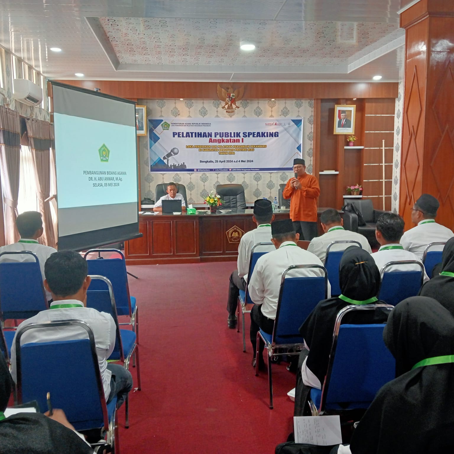 Jadi Narasumber pada Kegiatan Pelatihan Publik Speaking, Ketua STAIN Bengkalis Sampaikan Pentingnya Publik Speaking dalam Membangun Kekerabatan