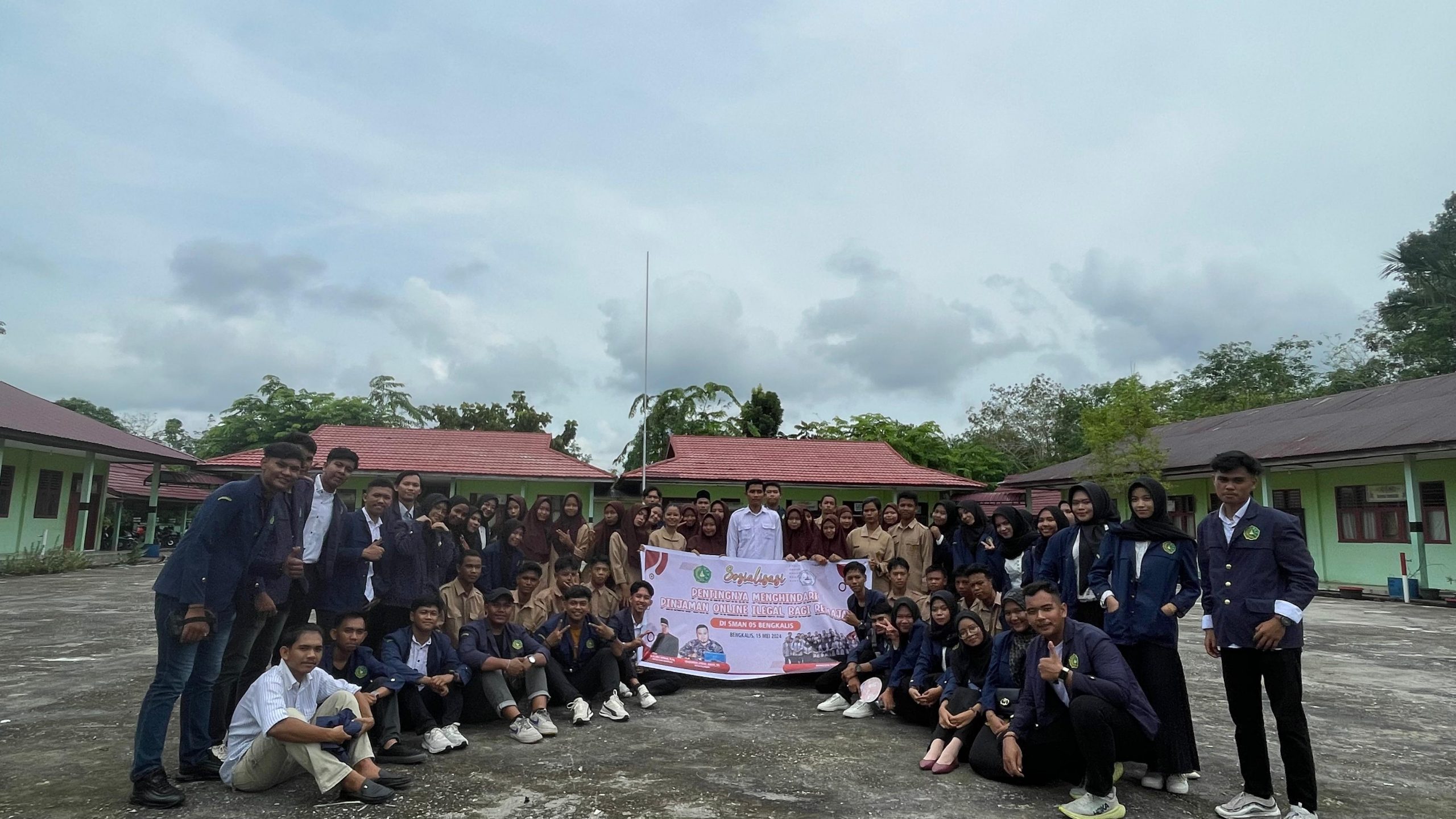 Mahasiswa Program Studi Hukum Tatanegara Sosialisasikan Bahaya Pinjaman Online Ilegal kepada Remaja di SMAN 5 Bengkalis (1)