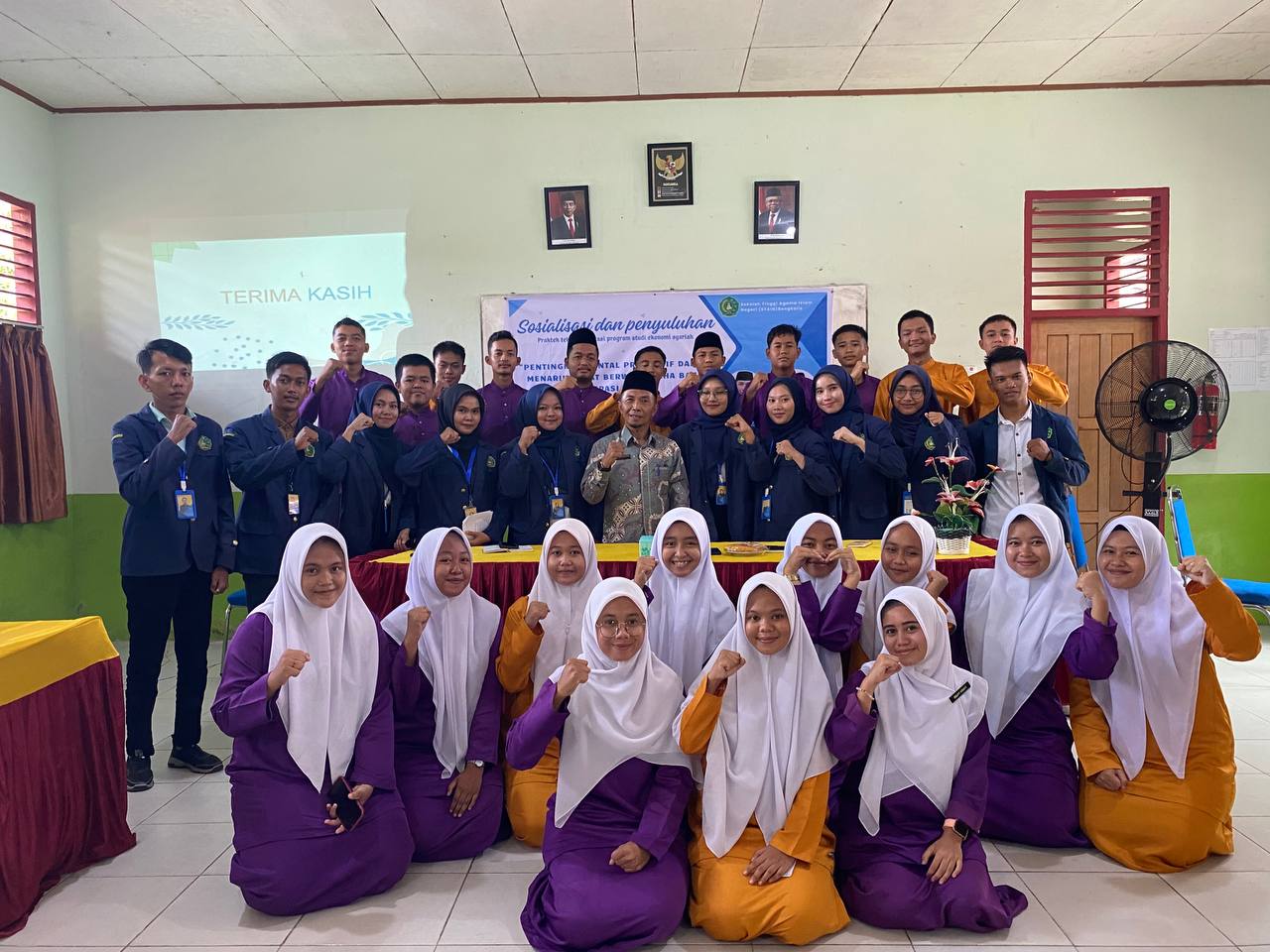 Lakukan Pengabdian Masyarakat, Mahasiswa Prodi Ekonomi Syariah Gelar Sosialisasi dan Penyuluhan Menumbuhkembangkan Minat Berwirausaha bagi Generasi Muda (3)