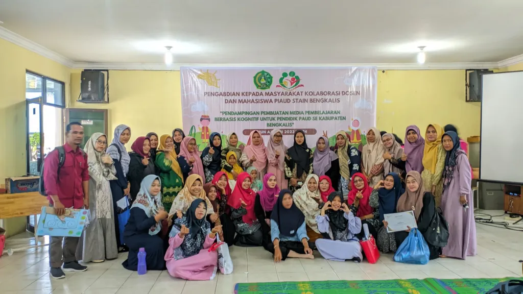 Kolaborasi Dosen dan Mahasiswa, Prodi PIAUD Taja Seminar Pendampingan Pembuatan Media Pembelajaran Berbasik Kognitif untuk Pendidik PAUD Se-Kab. Bengkalis (2)