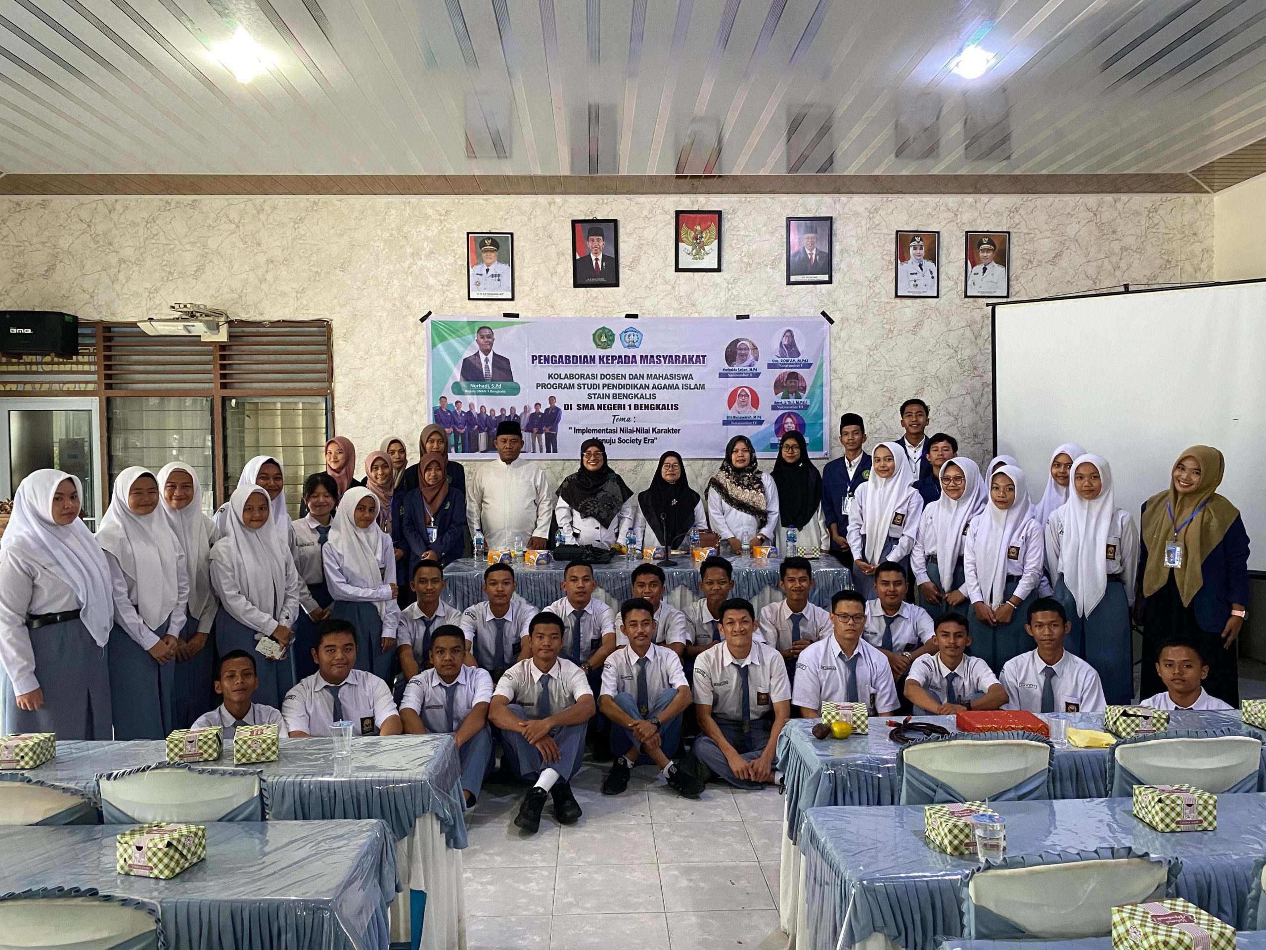 Kolaborasi Dosen dan Mahasiswa Prodi Pendidikan Agama Islam STAIN Bengkalis Gelar Sosialisasi Implementasi Nilai-Nilai Karakter Menuju Society di SMAN 1 Bengkalis