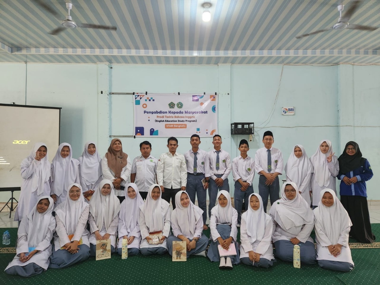 Seminar The Urgency of English in Education and Career oleh Prodi TBI Sukses Digelar di MAN 1 Bengkalis (3)