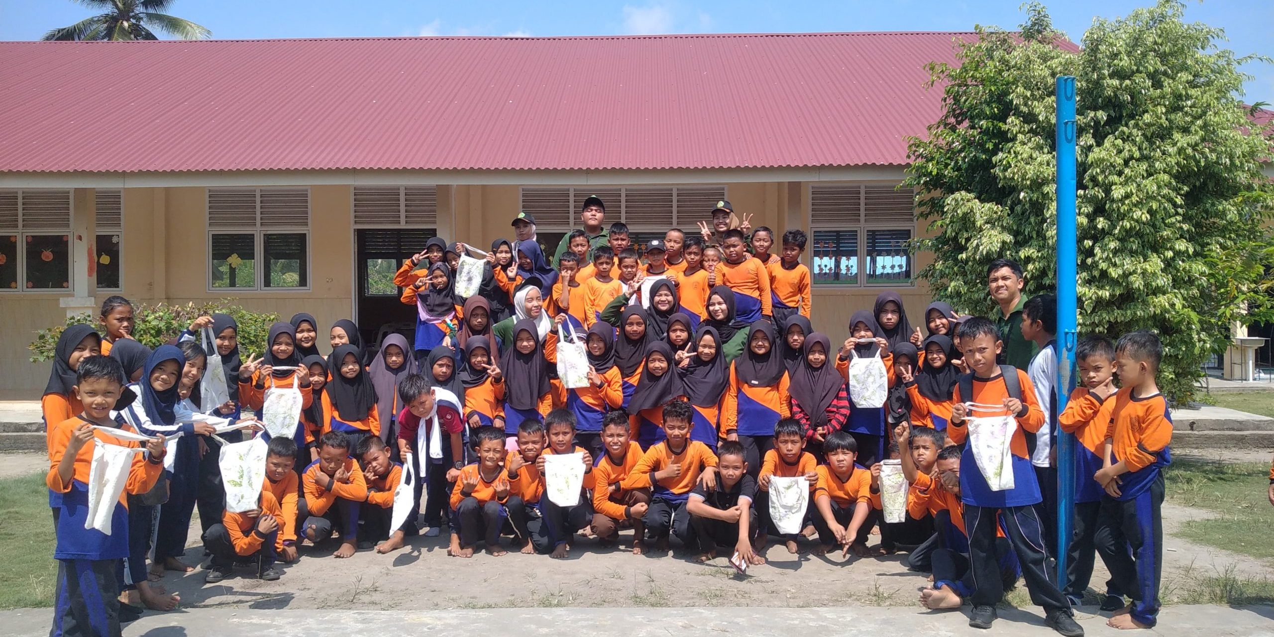 Mahasiswa KKN Desa Teluk Buntal Taja Kegiatan Edukasi dan Pelatihan Kerajinan Ecoprint di SDN 08 Teluk Buntal (2)