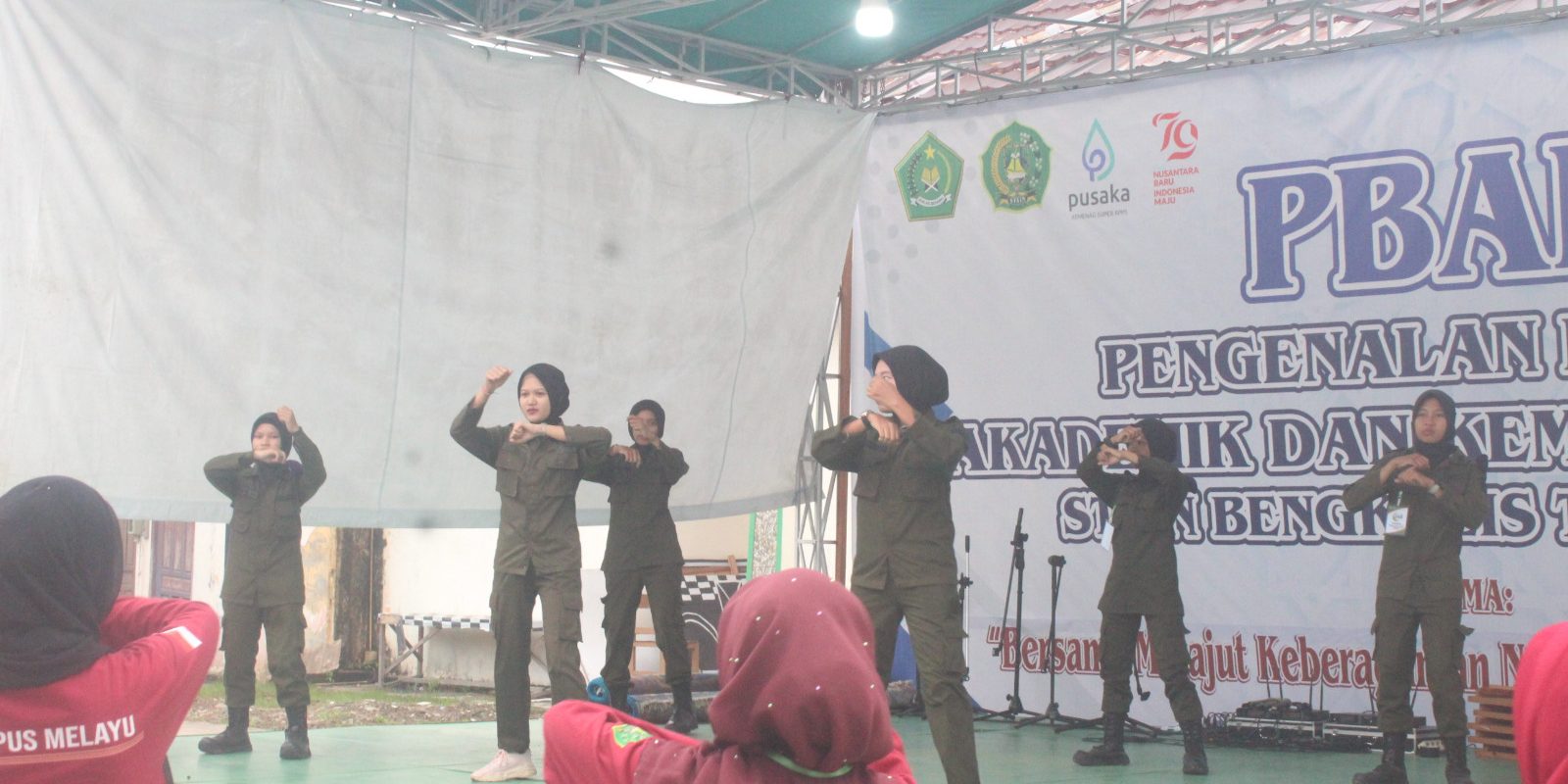 Peserta PBAK Awali Pagi dengan Senam Bersama Resimen Mahasiswa (1)