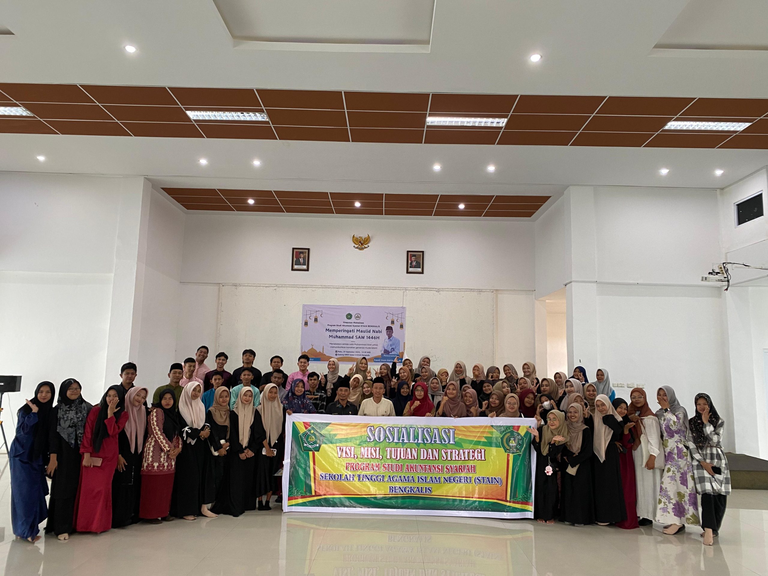 Sambut Mahasiswa Baru, HMPS Akuntansi Syariah Gelar Acara Peringatan Maulid Nabi 1446 Hijriah dan Sosialisasi Visi, Misi, Tujuan dan Strategi Program Studi (7)