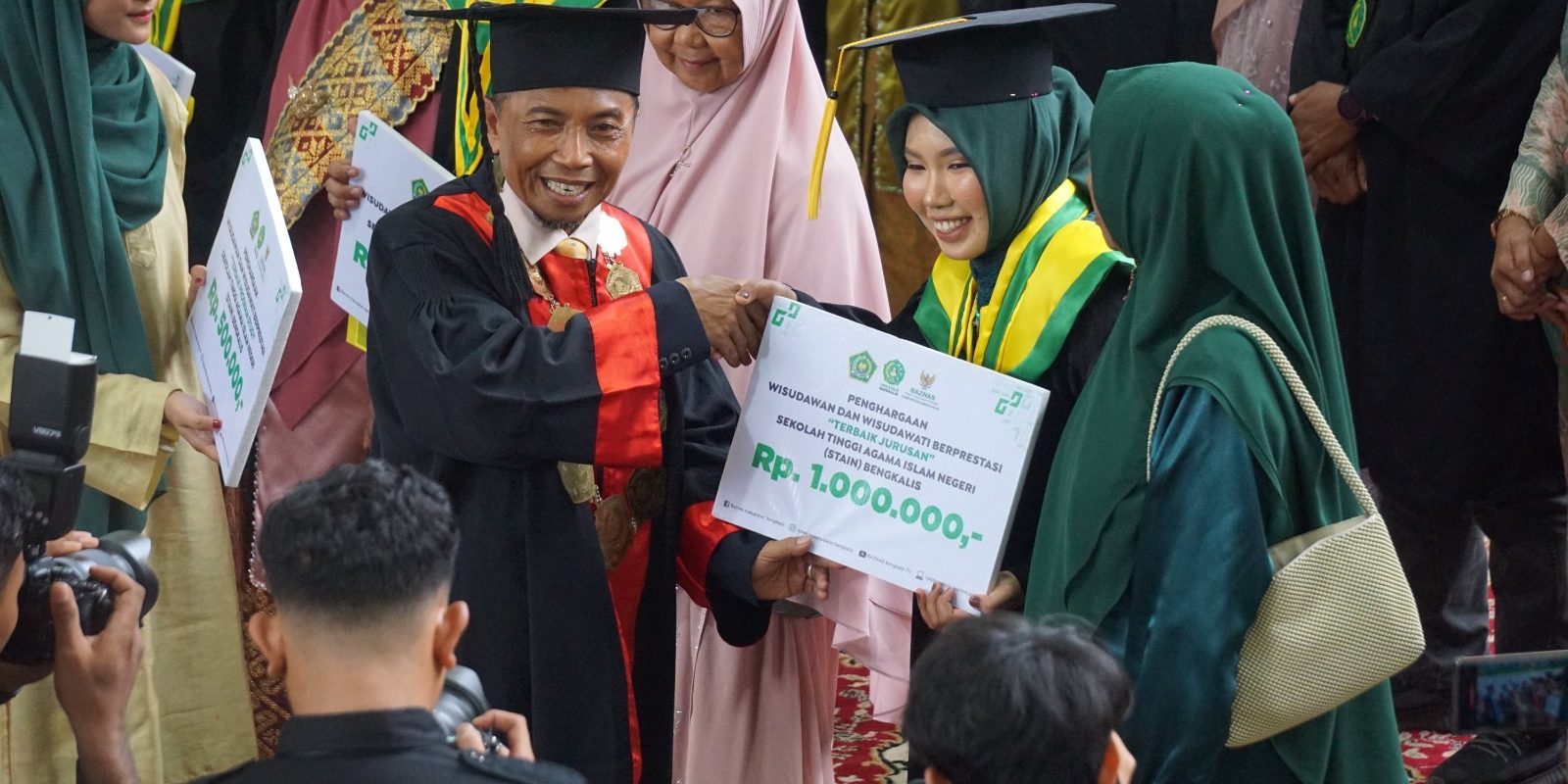 Apresiasi Mahasiswa Berprestasi, BAZNAS Kab. Bengkalis dan UPZ STAIN Bengkalis Berikan Reward Kepada Wisudawan Terbaik STAIN Bengkalis Tahun 2024