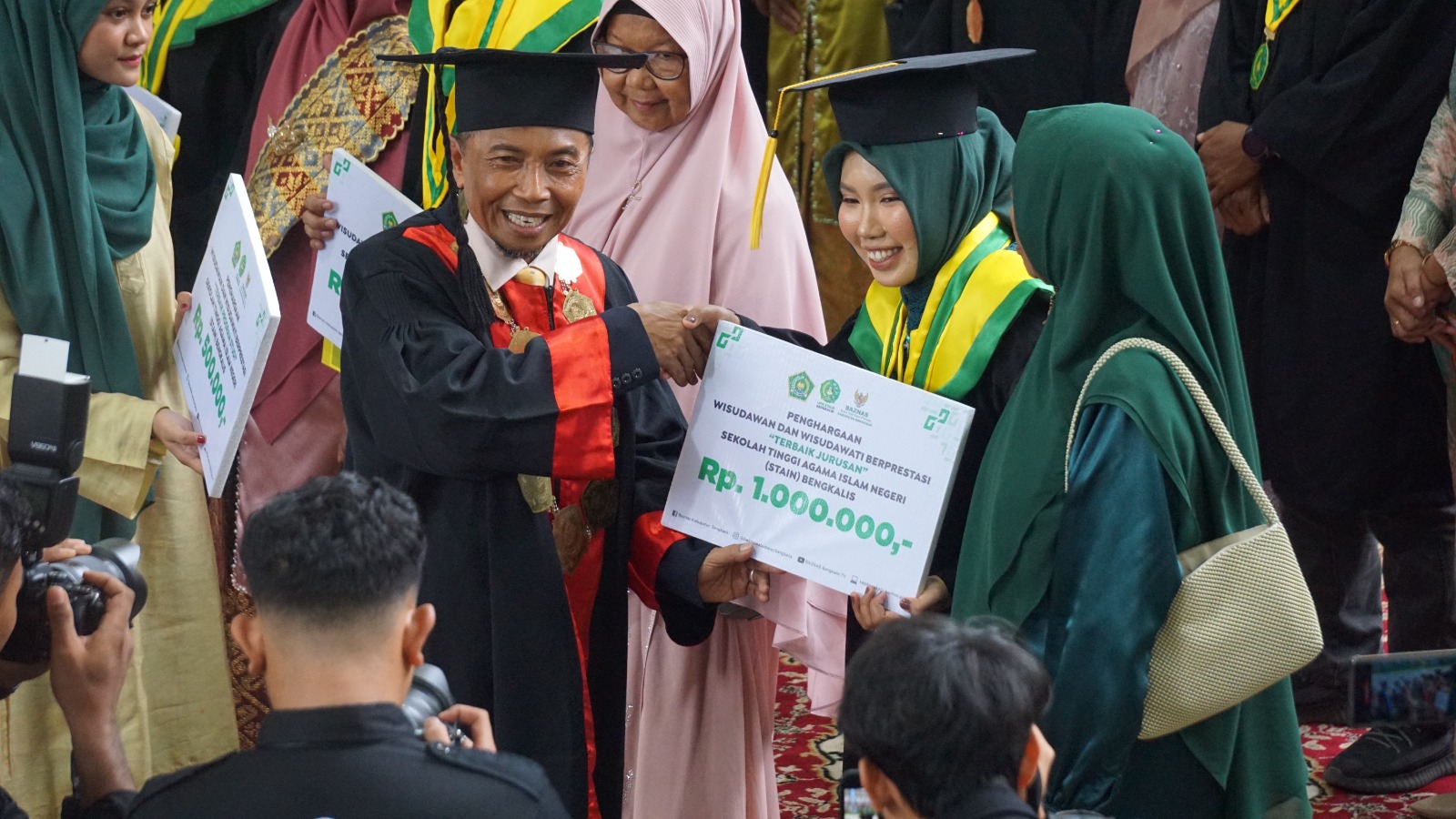 Apresiasi Mahasiswa Berprestasi, BAZNAS Kab. Bengkalis dan UPZ STAIN Bengkalis Berikan Reward Kepada Wisudawan Terbaik STAIN Bengkalis Tahun 2024