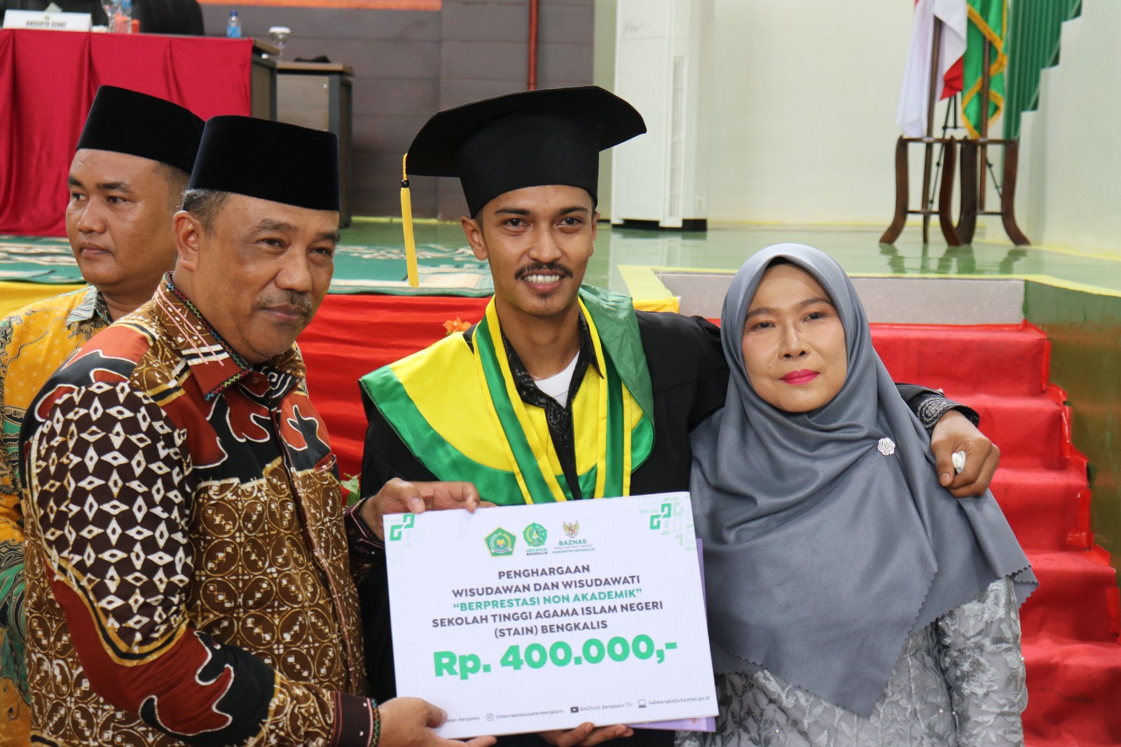 Berprestasi Selama Kuliah, STAIN Bengkalis Berikan Penghargaan Kepada 5 Wisudawan Berprestasi Non Akademik Tahun 2024 (4)