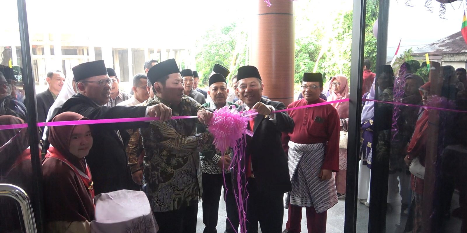 Potong Pita, Sekjen Kemenag RI Resmikan Gedung Perpustakaan Terpadu dan Student Center SBSN Tahun 2024 (3)