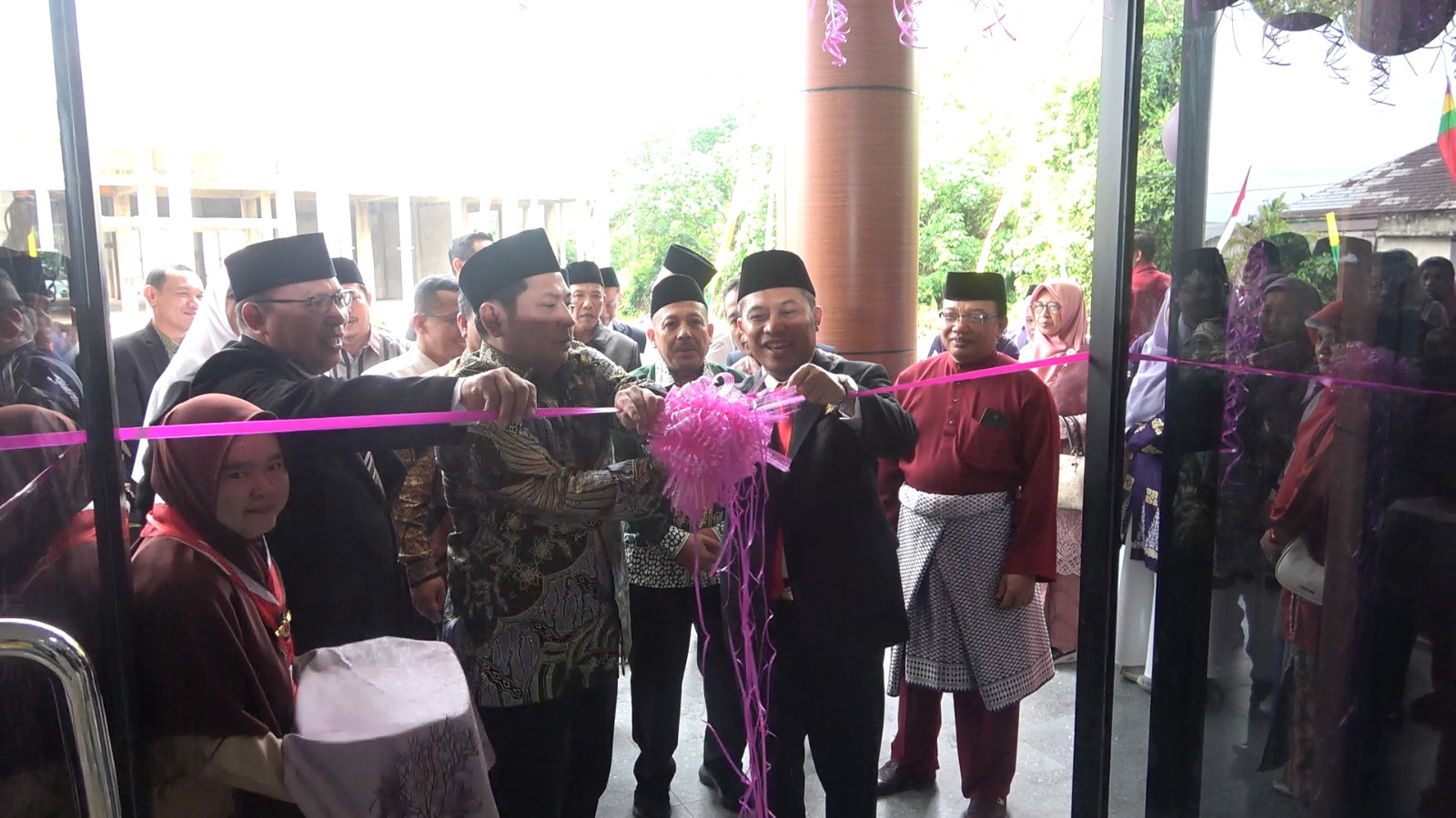 Potong Pita, Sekjen Kemenag RI Resmikan Gedung Perpustakaan Terpadu dan Student Center SBSN Tahun 2024 (3)