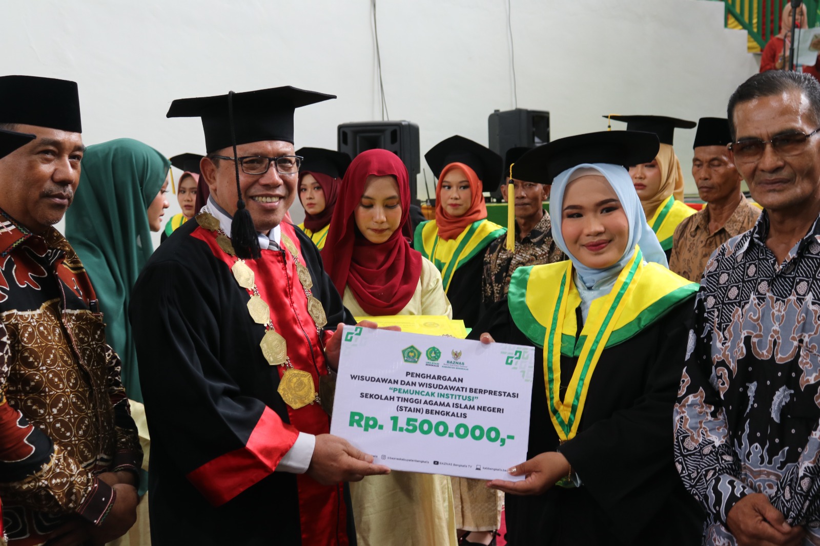 Zuraini Ebi, Mahasiswi Penerima Beasiswa KIP-K, Dinobatkan Sebagai Wisudawan Pemuncak STAIN Bengkalis Tahun 2024 2