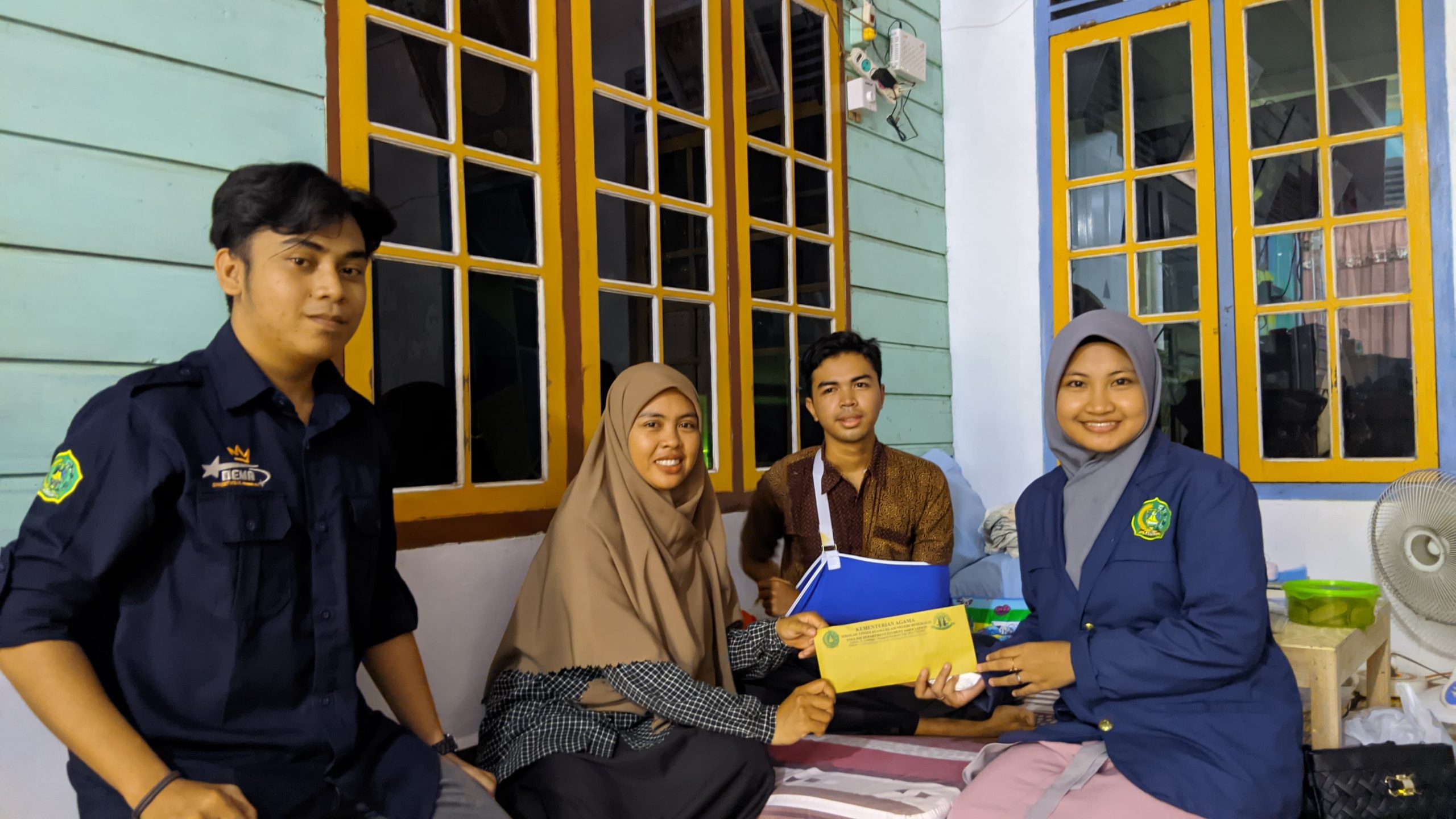 Wujud Kepedulian, EDSA dan DEMA STAIN Bengkalis Serahkan Donasi kepada Mahasiswa yang Terlibat Laka Lantas