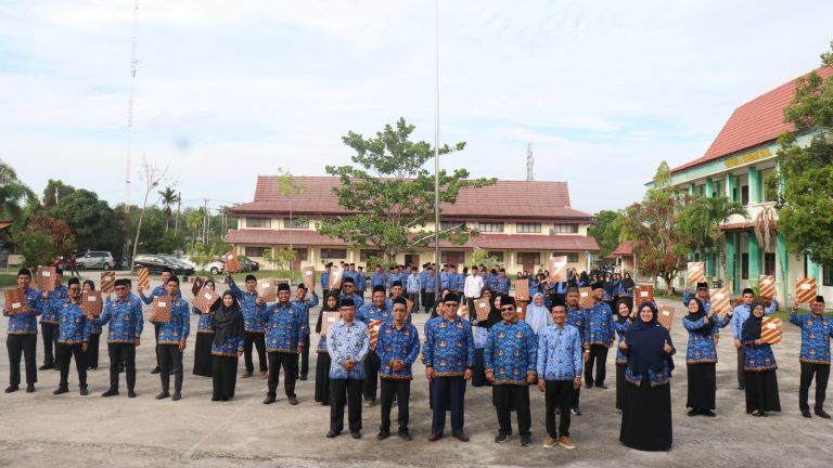 Tahniah! Ketua STAIN Bengkalis Serahkan Sertifikat Pendidik Dosen Professional kepada 33 Dosen STAIN Bengkalis (1)