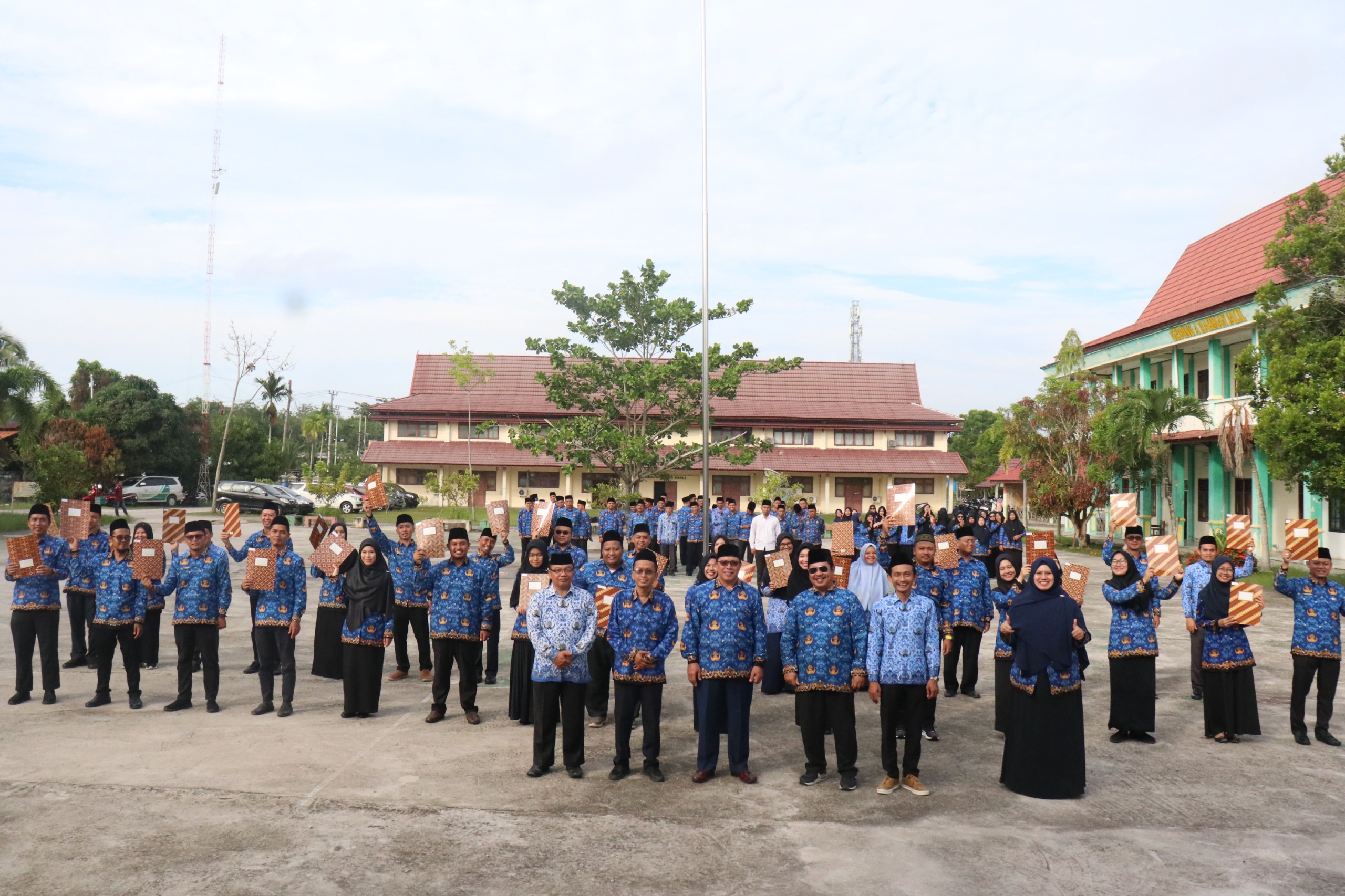 Tahniah! Ketua STAIN Bengkalis Serahkan Sertifikat Pendidik Dosen Professional kepada 33 Dosen STAIN Bengkalis (1)