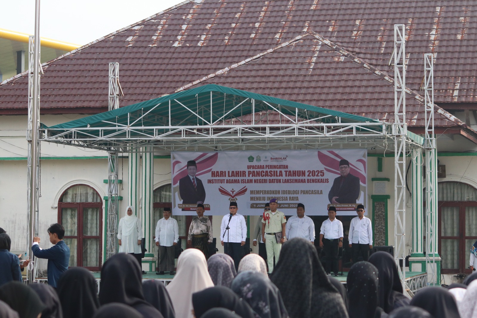 Perkuat Semangat Persatuan, IAIN Datuk Laksemana Bengkalis Gelar Upacara Peringatan Hari Lahir Pancasila Tahun 2025 (4)