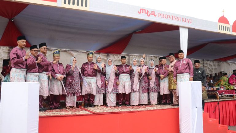 Rektor IAIN Datuk Laksemana Bengkalis Hadiri Pawai Ta’aruf MTQ ke-43 Provinsi Riau Tahun 2025 (2)