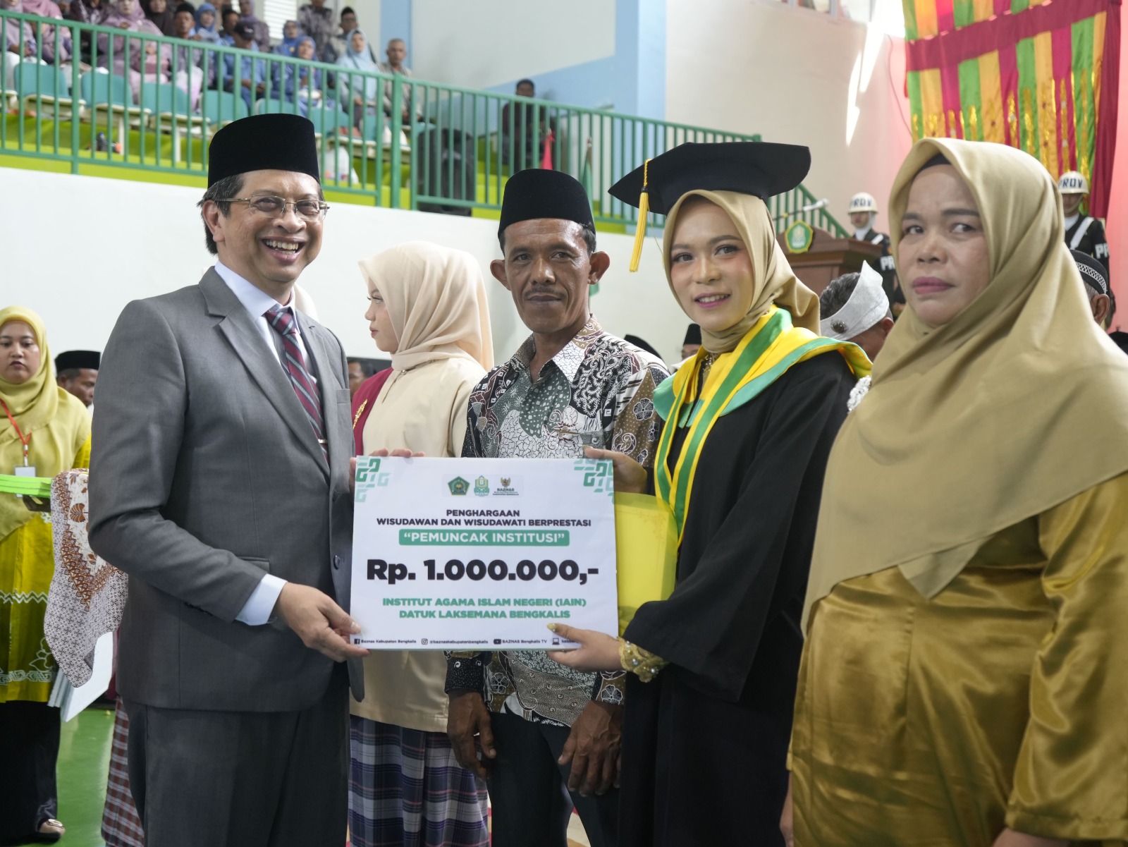 Berprestasi Akademik, Wisudawan Pemuncak, Terbaik Jurusan dan Terbaik Program Studi Mendapatkan Penghargaan (3)