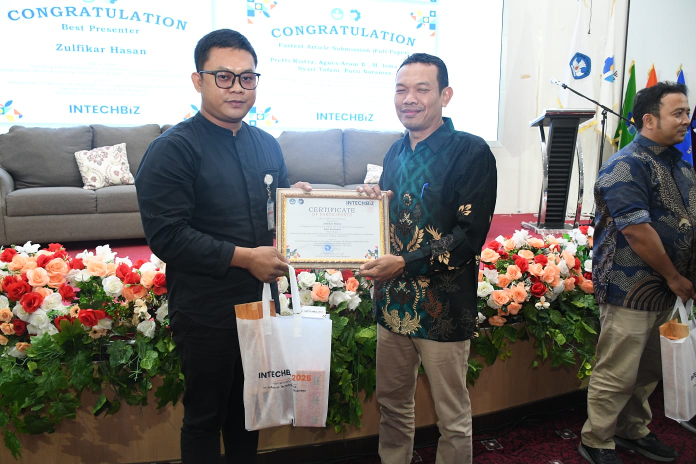 Dosen IAIN Datuk Laksemana Bengkalis Raih Best Presenter pada INTECHBIZ International Conference 2025 (2)