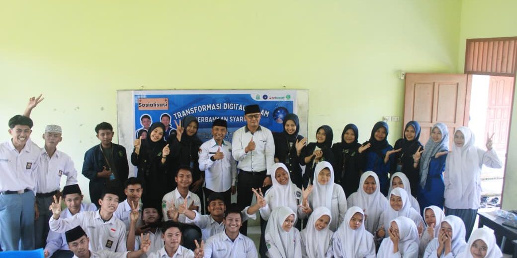 Kolaborasi Dosen dan Mahasiswa Prodi Perbankan Syariah, Gelar Sosialisasi Transformasi Digital di MA Miftahul Jannah Selatbaru (2)