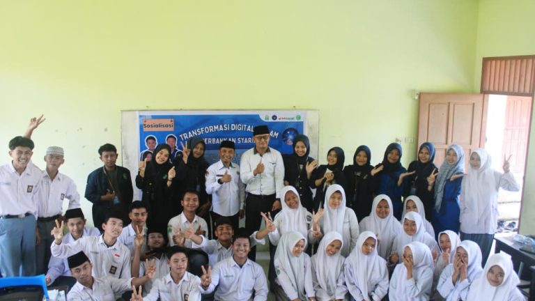 Kolaborasi Dosen dan Mahasiswa Prodi Perbankan Syariah, Gelar Sosialisasi Transformasi Digital di MA Miftahul Jannah Selatbaru (2)