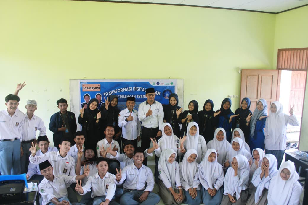 Kolaborasi Dosen dan Mahasiswa Prodi Perbankan Syariah, Gelar Sosialisasi Transformasi Digital di MA Miftahul Jannah Selatbaru (2)