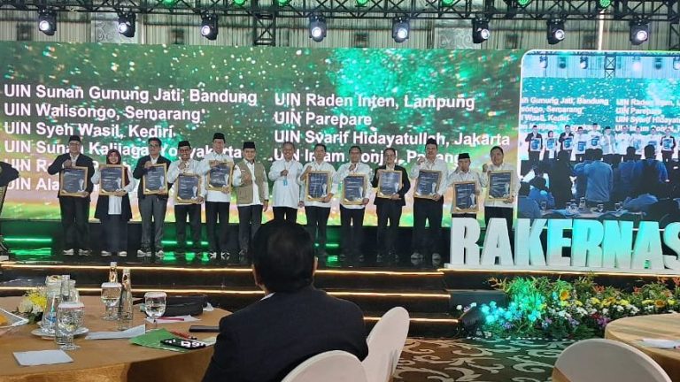 Raih Penghargaan Badan Publik Informatif 2025, IAIN Datuk Laksemana Bengkalis Kembali Terima Penghargaan dari Kementerian Agama RI (2)