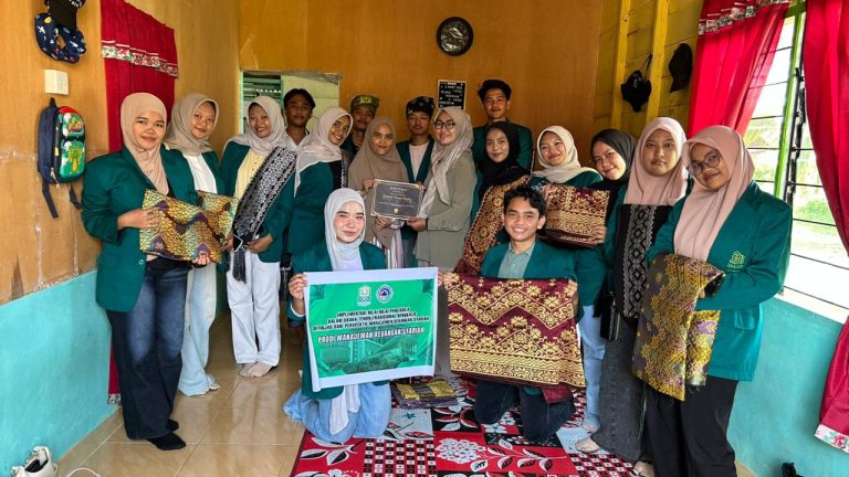 Mahasiswa IAIN Datuk Laksemana Bengkalis Kaji Implementasi Nilai-Nilai Pancasila dalam Usaha Tenun Tradisional Bengkalis